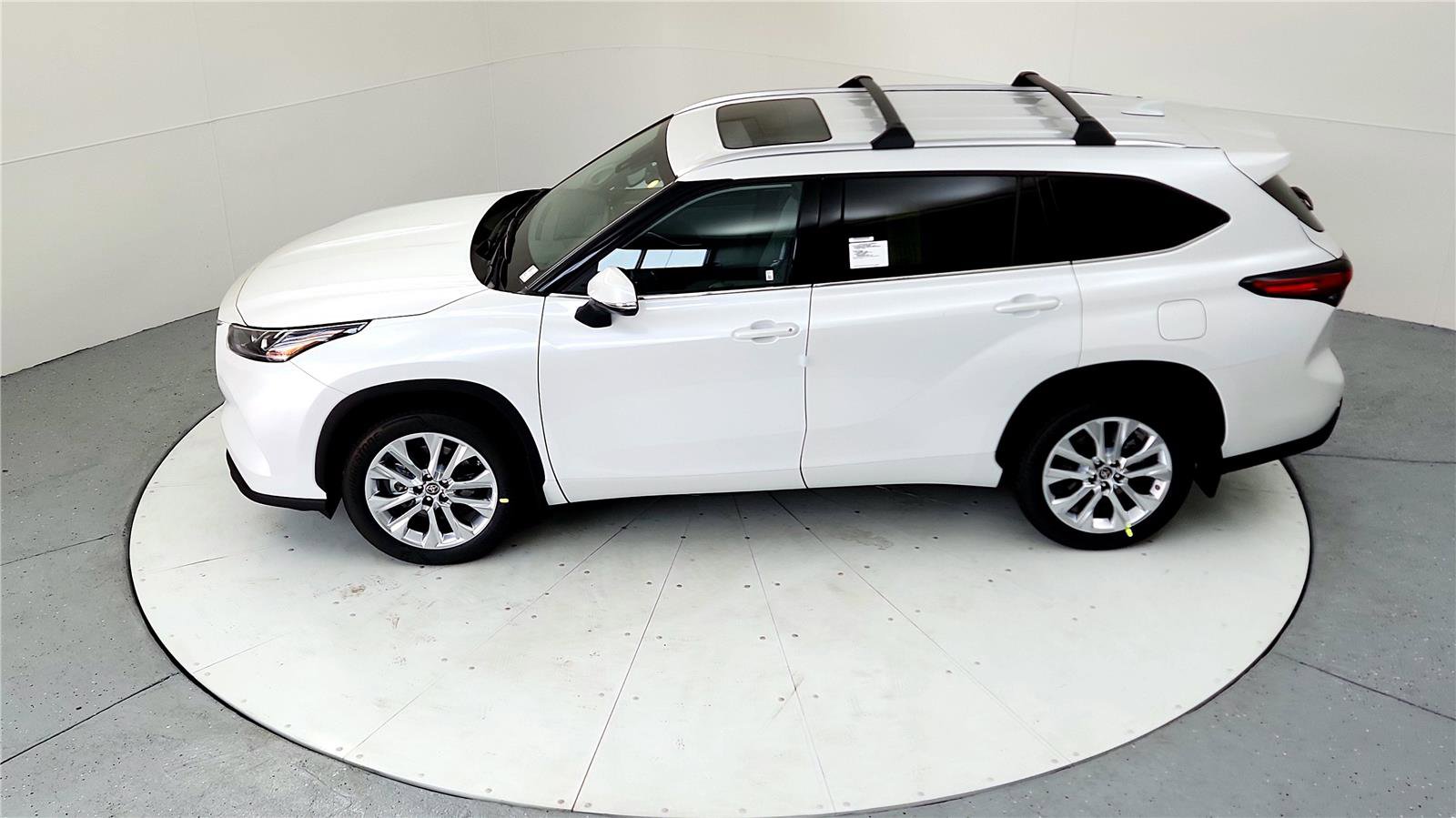 Used 2023 Toyota Highlander Limited image 16