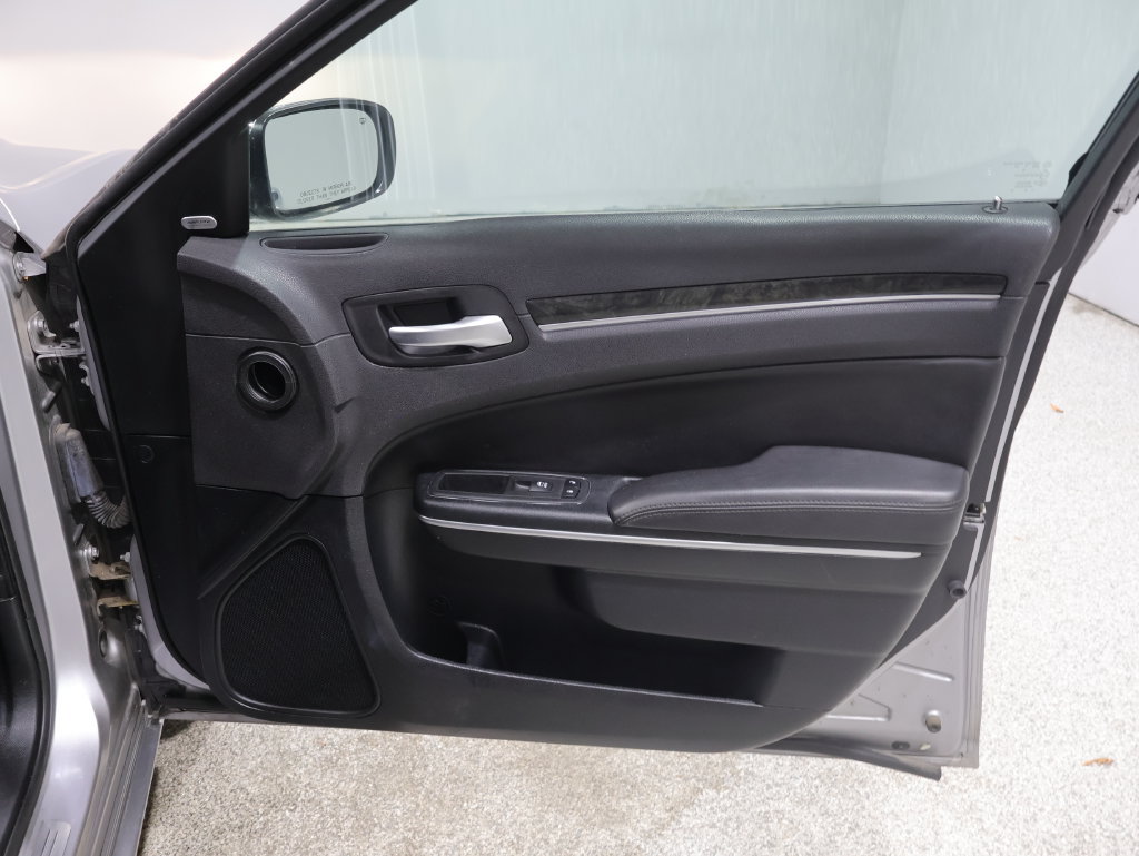 Used 2018 Chrysler 300 Limited AWD/4WD image 22