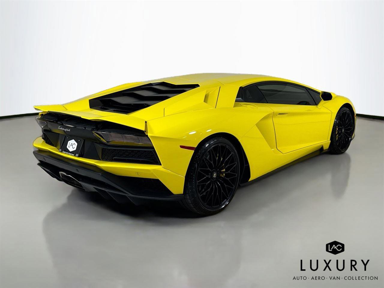 Used 2018 Lamborghini Aventador S AWD/4WD image 6