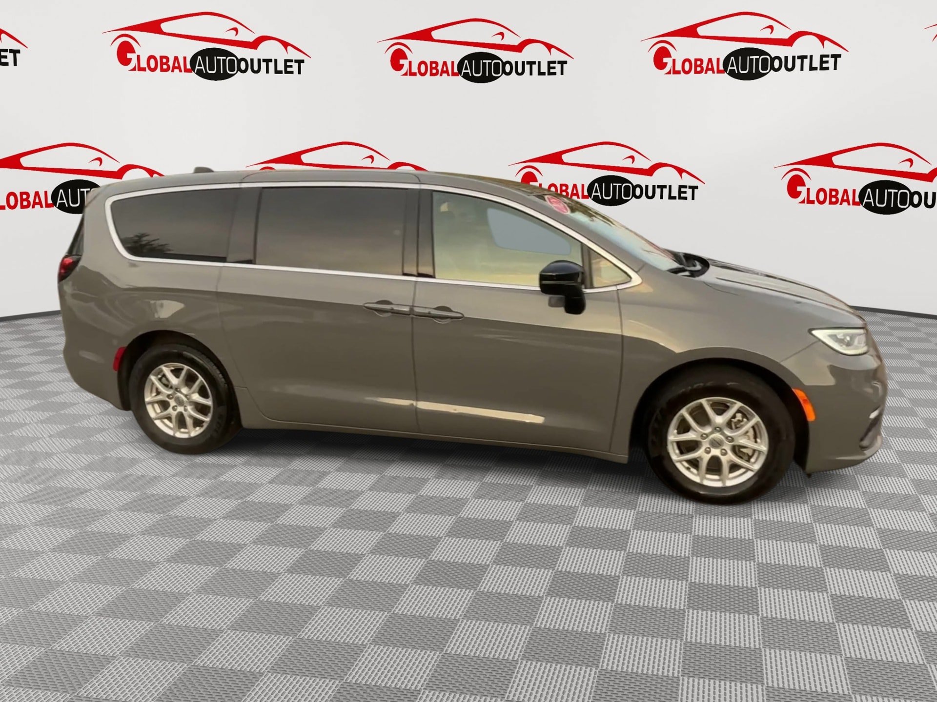 Used 2025 Chrysler Pacifica Select FWD image 2