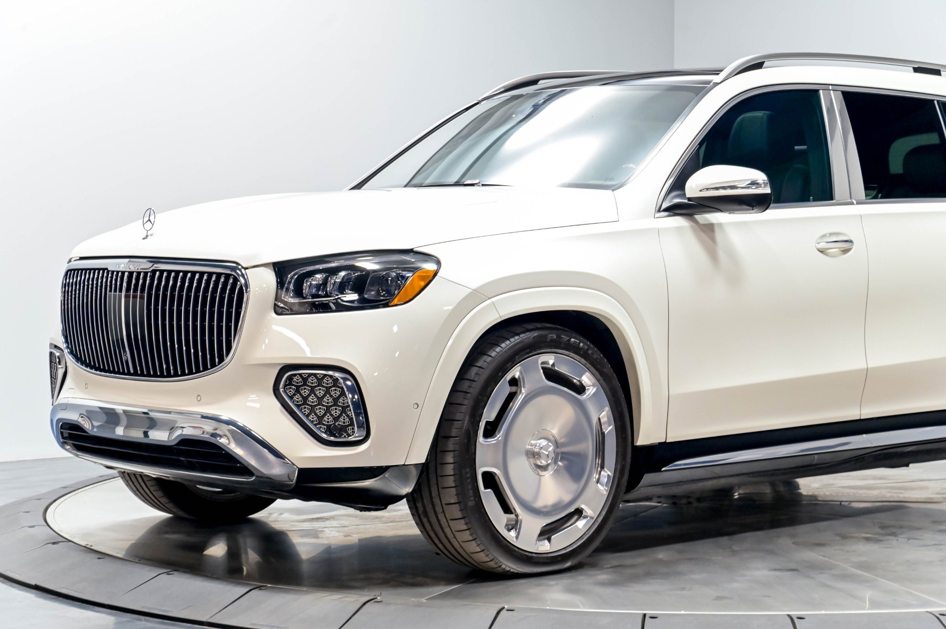 Used 2024 Mercedes-Benz Maybach GLS 600 4MATIC image 4