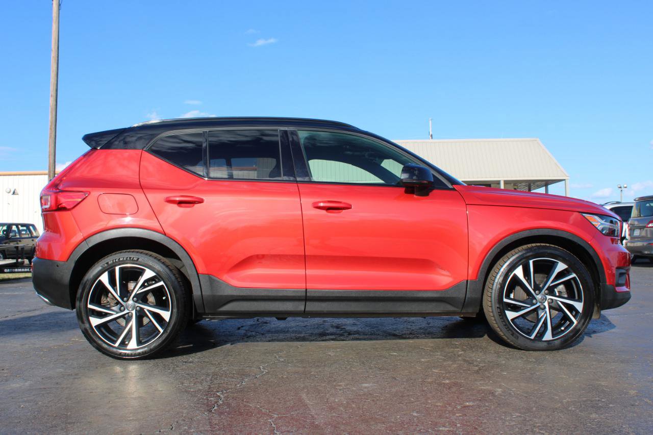 Used 2019 Volvo XC40 T5 R-Design image 3