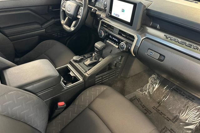 Used 2025 Toyota Tacoma SR5 AWD/4WD image 17