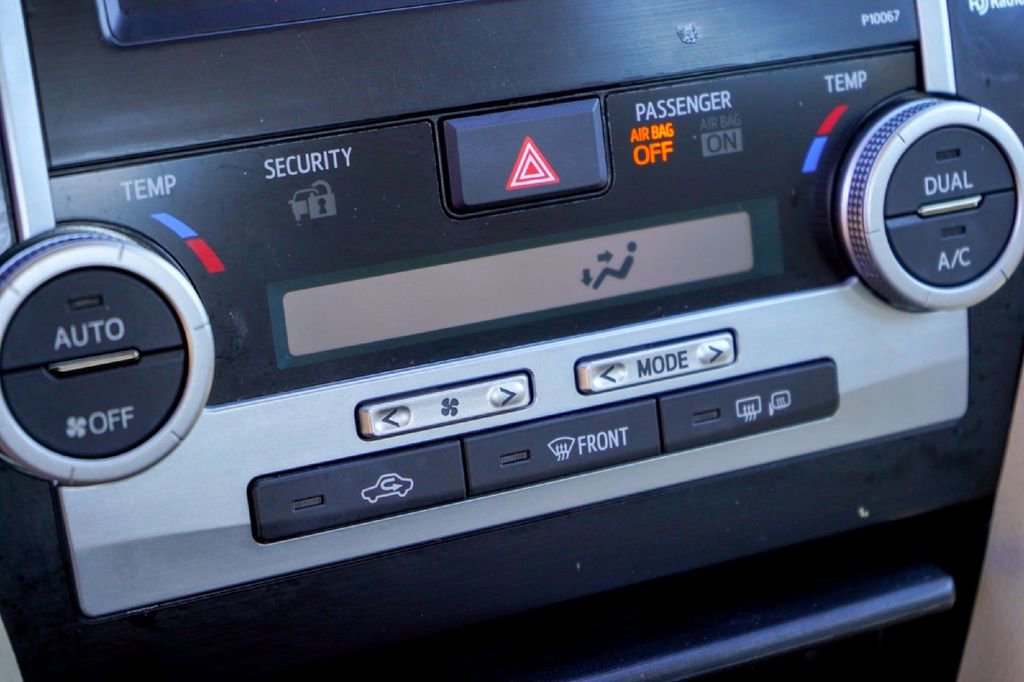 Used 2012 Toyota Camry XLE w/ Leather Pkg image 16