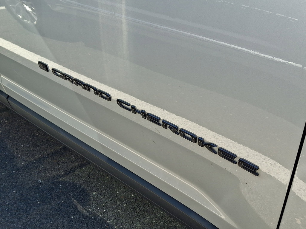 Used 2023 Jeep Grand Cherokee L Laredo AWD/4WD image 4