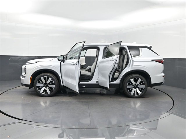 New 2025 Mitsubishi Outlander SE image 38