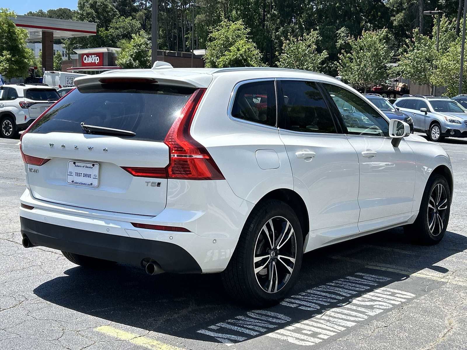 Used 2019 Volvo XC60 T5 Momentum w/ Multimedia Package AWD/4WD image 4