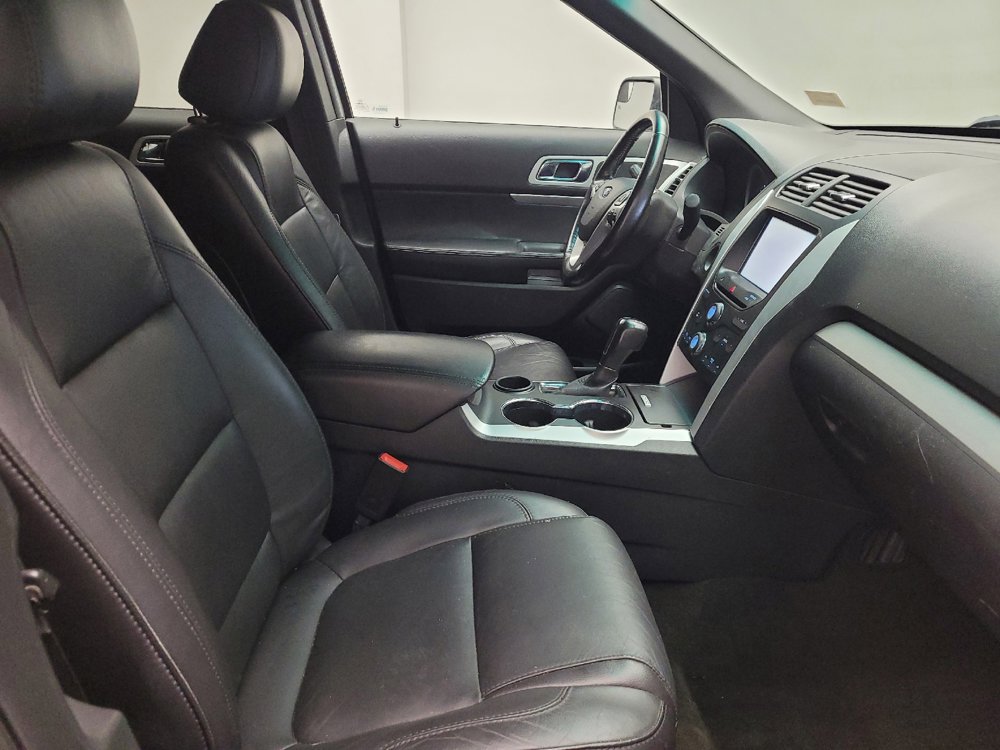 Used 2015 Ford Explorer XLT w/ Equipment Group 202B FWD image 21