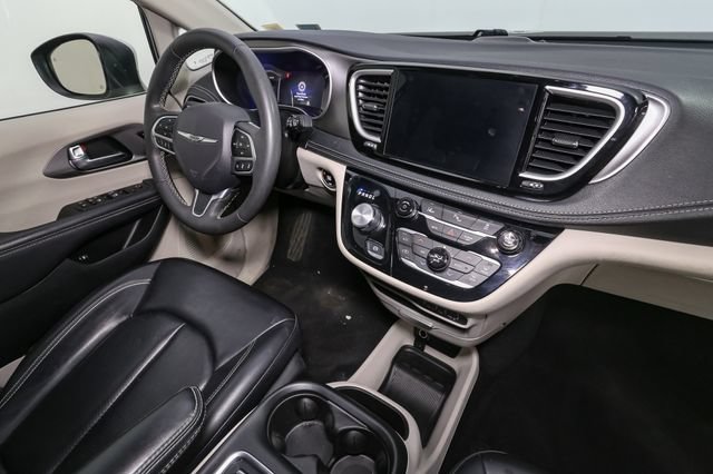 Used 2023 Chrysler Pacifica Touring-L FWD image 18