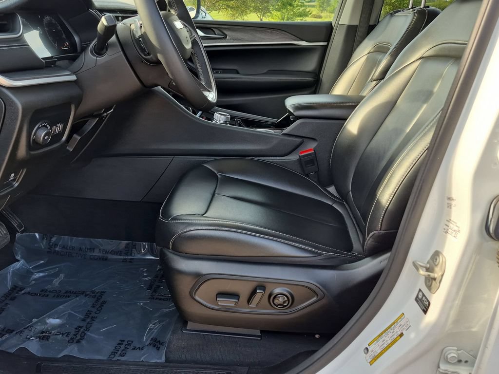 Used 2023 Jeep Grand Cherokee L Limited AWD/4WD image 15