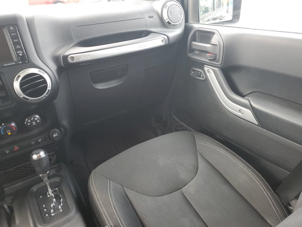 Used 2016 Jeep Wrangler Unlimited Sahara w/ Connectivity Group AWD/4WD image 19