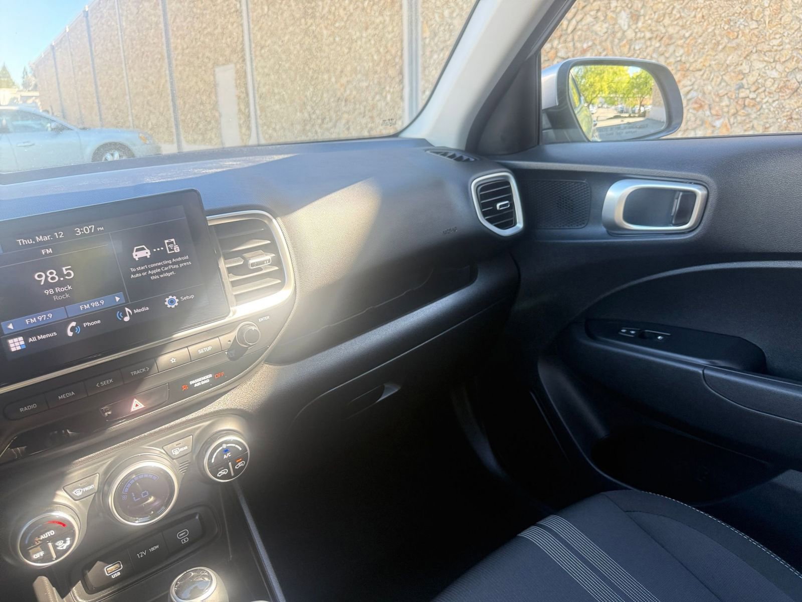 Used 2025 Hyundai Venue SEL image 37