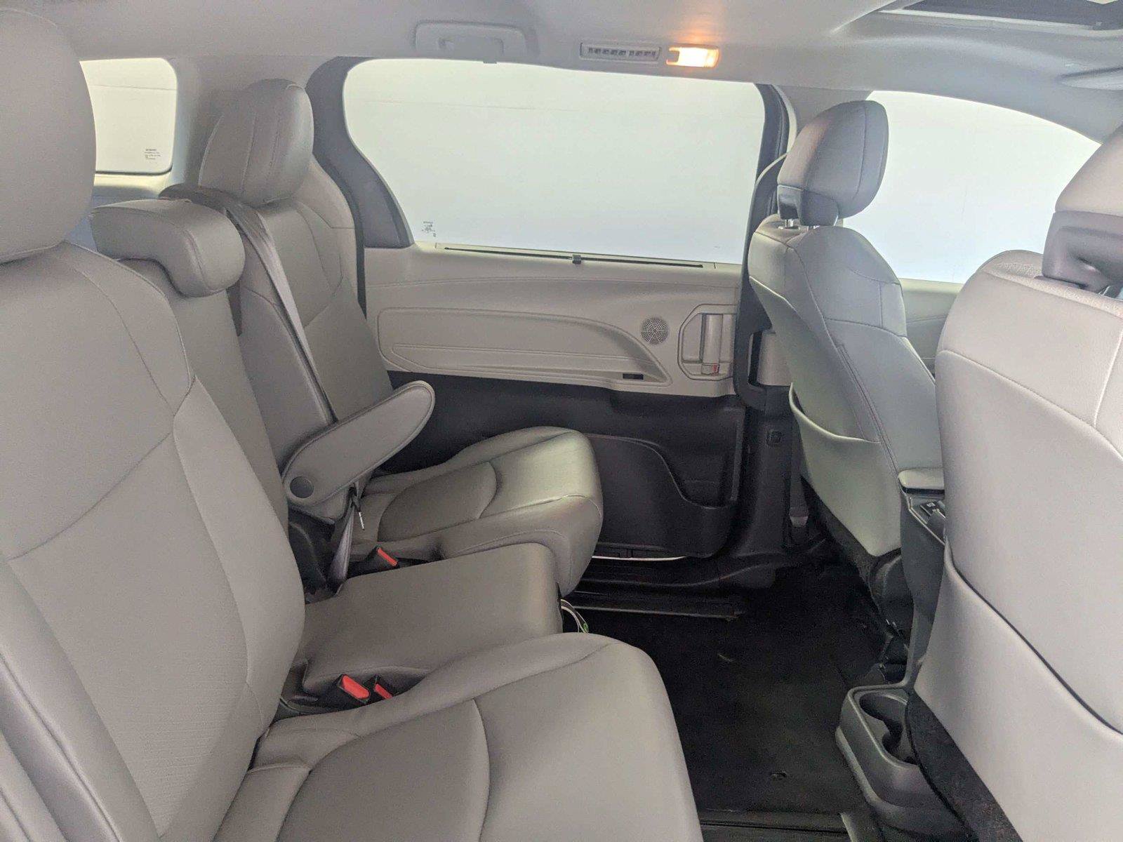 Certified 2024 Toyota Sienna XLE FWD image 31