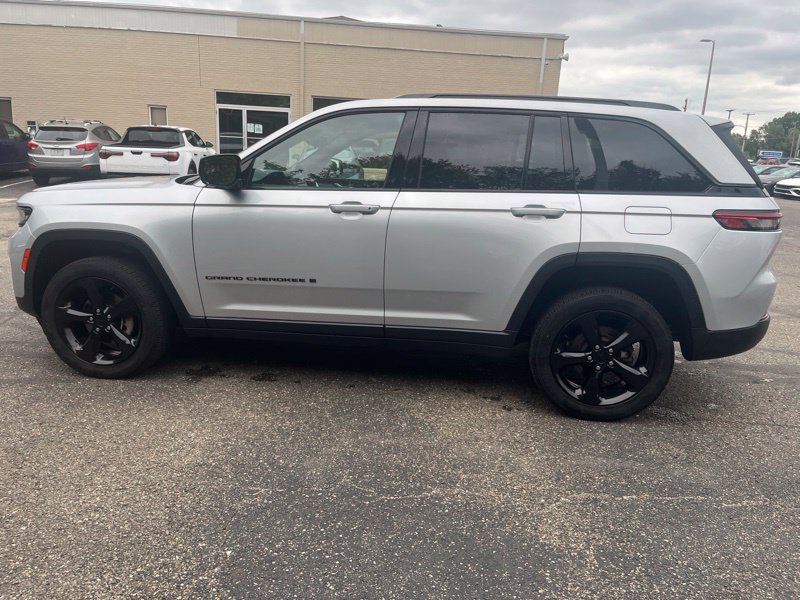 Used 2023 Jeep Grand Cherokee Altitude AWD/4WD image 8