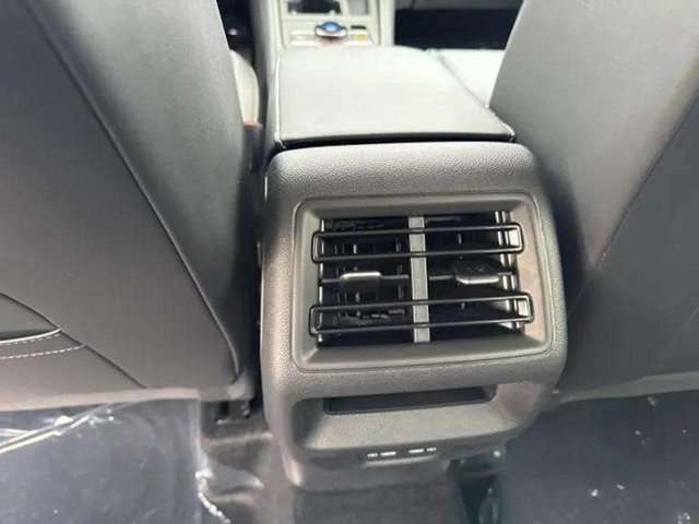 New 2026 Volkswagen Tiguan SE image 9