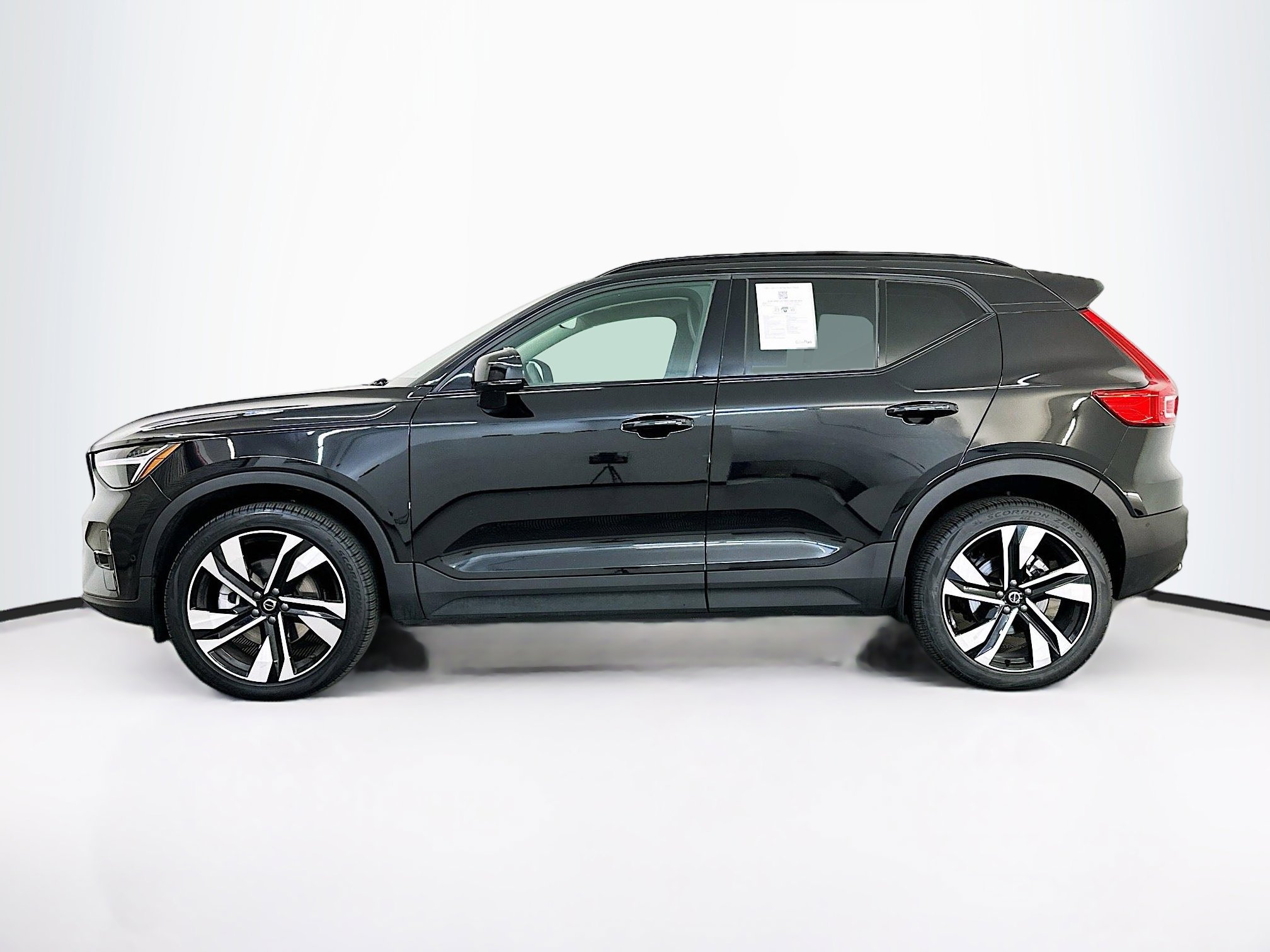 Used 2025 Volvo XC40 B5 Plus image 4