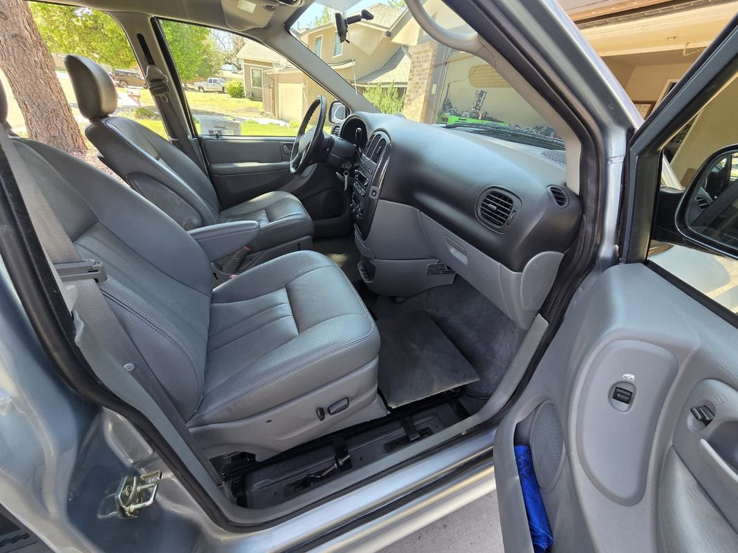 Used 2005 Dodge Grand Caravan SXT w/ Leather Interior Group FWD image 9