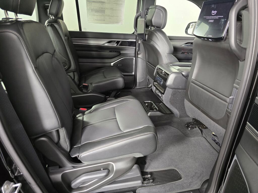 New 2025 Jeep Wagoneer Series II w/ HD Trailer Tow Package image 25