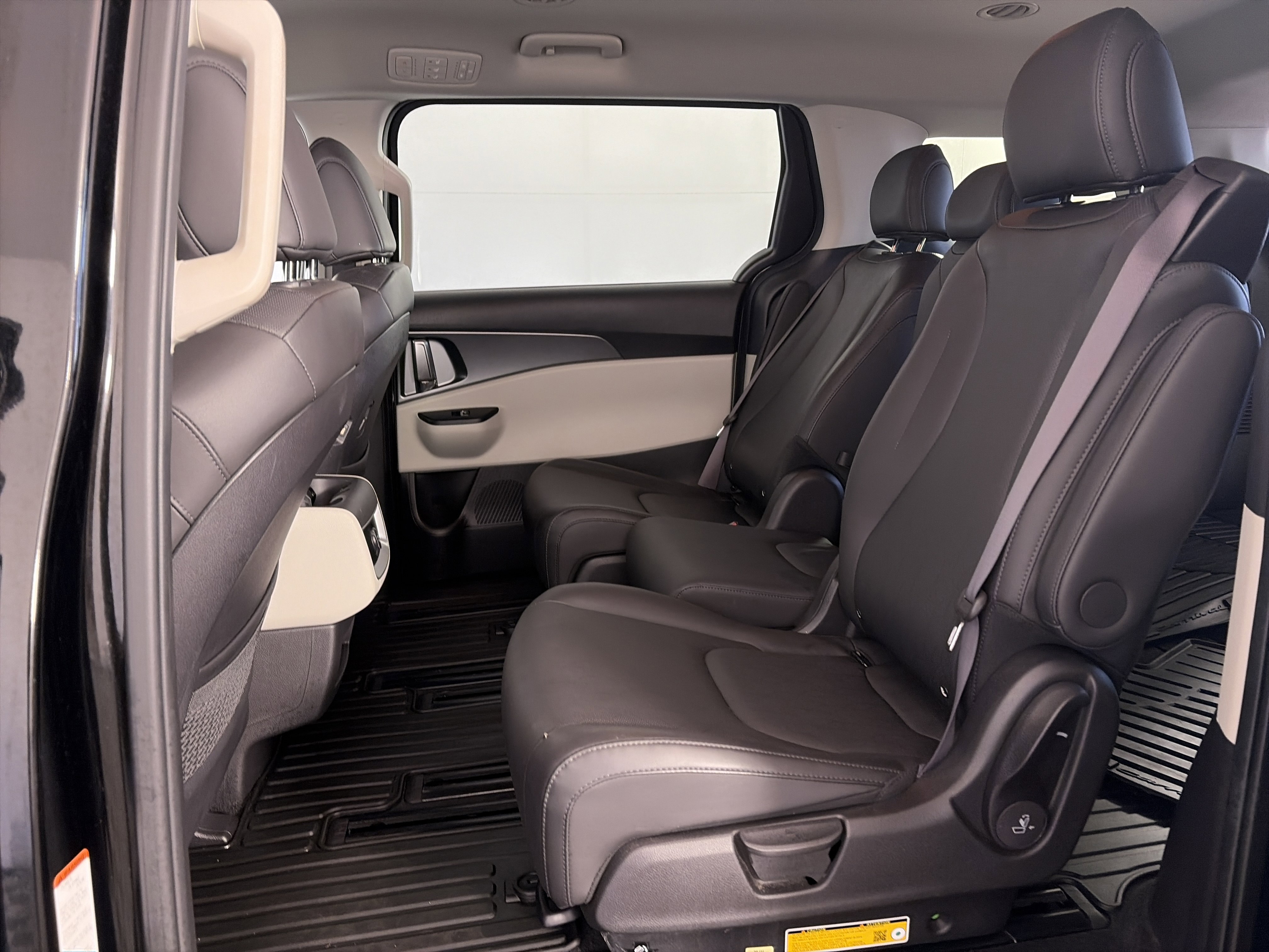Used 2024 Kia Carnival LX image 10
