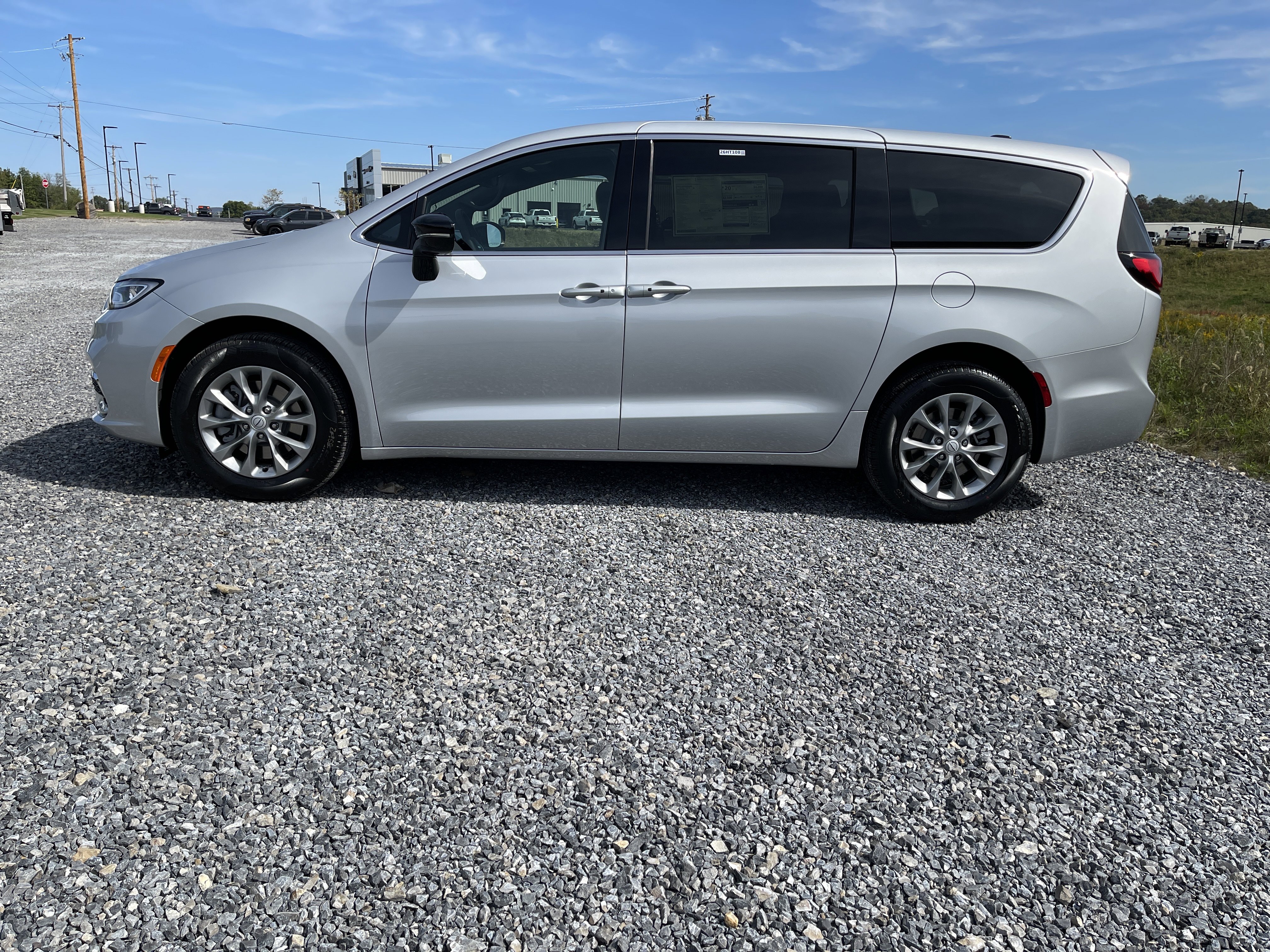 New 2026 Chrysler Pacifica Select image 3
