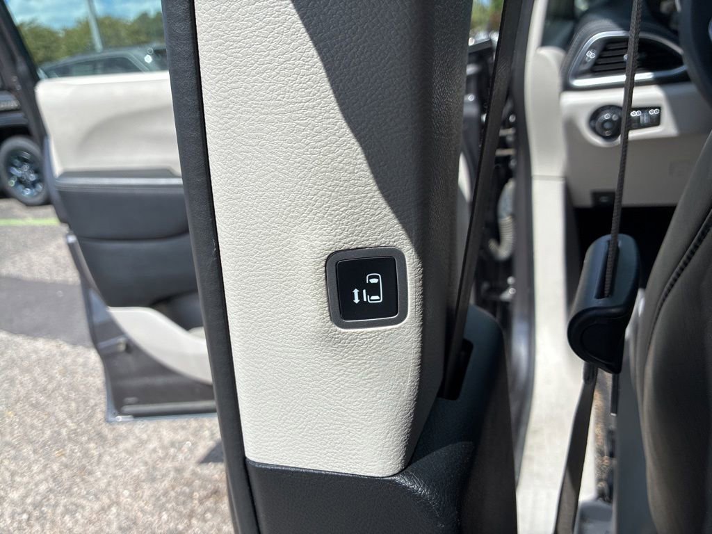 Used 2023 Chrysler Pacifica Limited FWD image 22