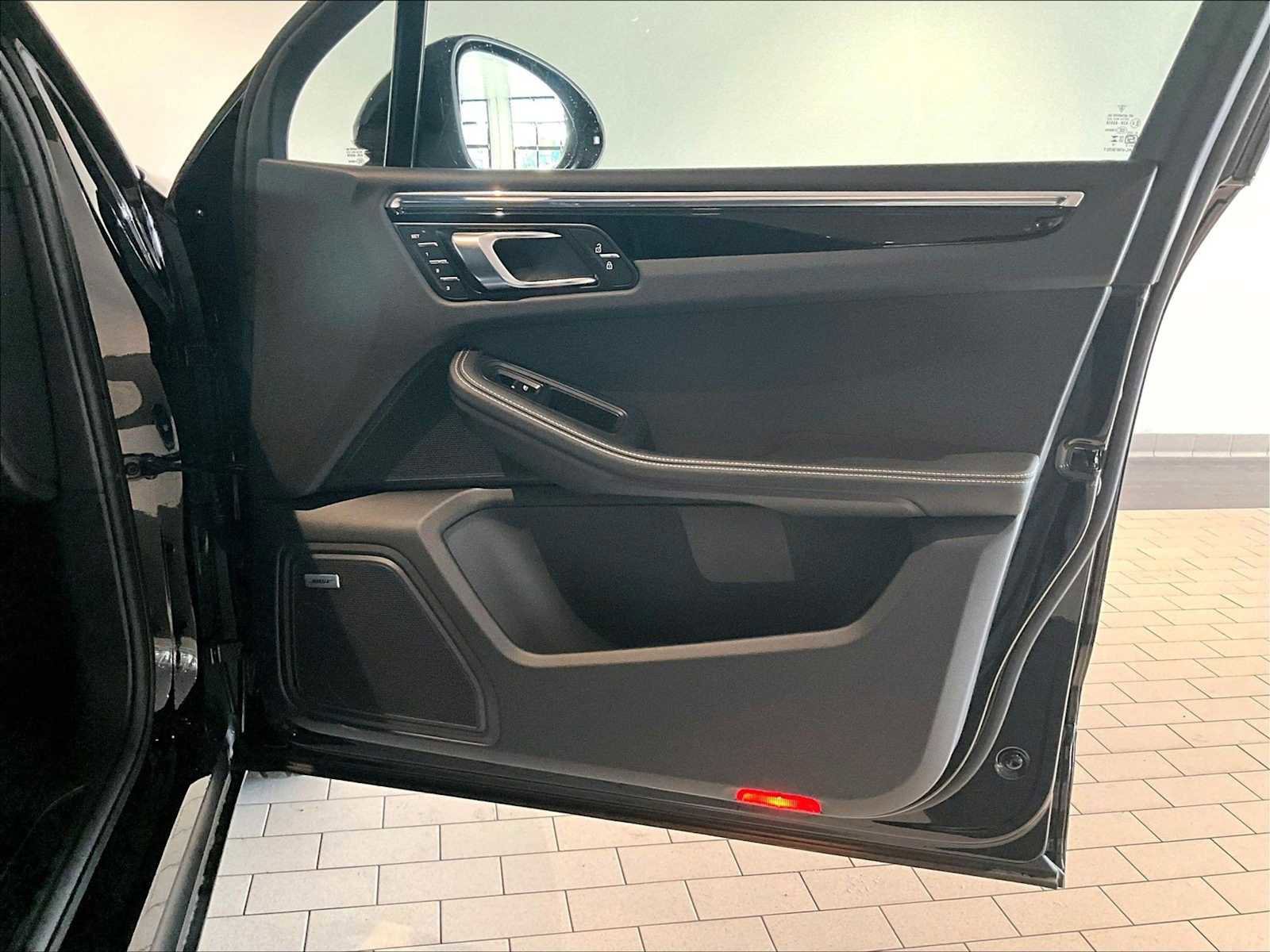 Used 2026 Porsche Macan image 27