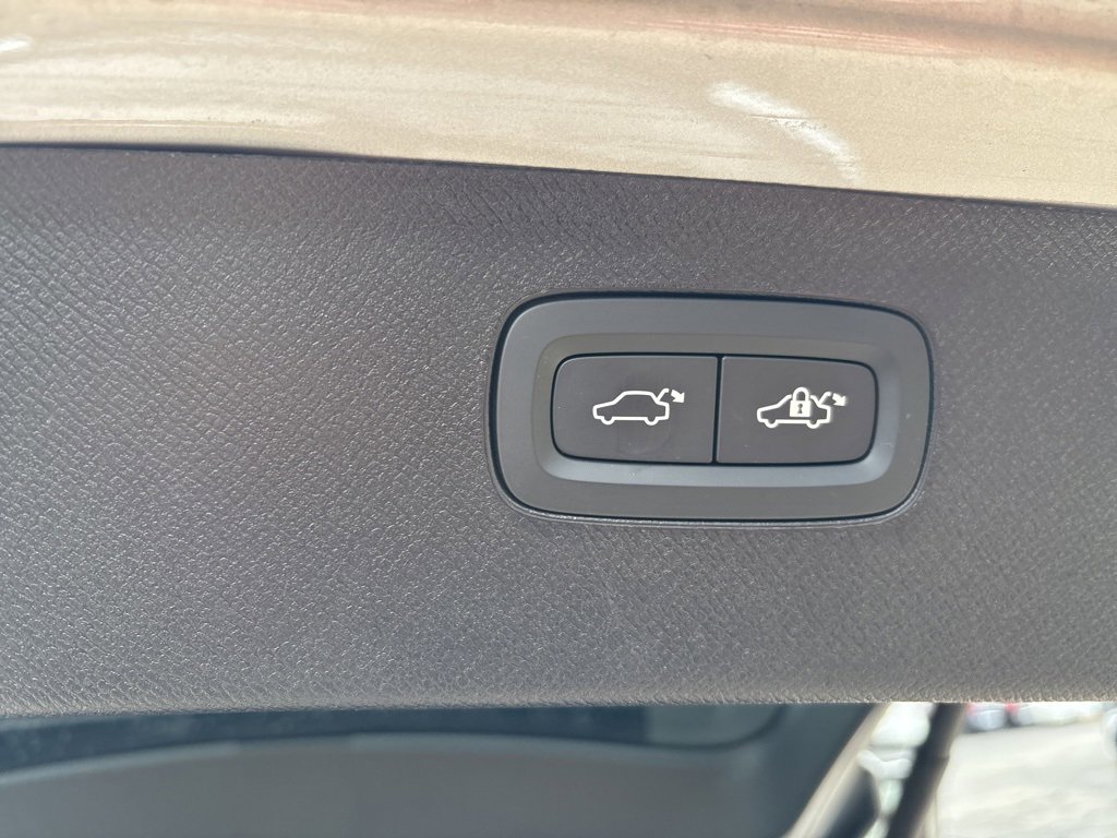 Certified 2025 Volvo XC90 B6 Plus image 48