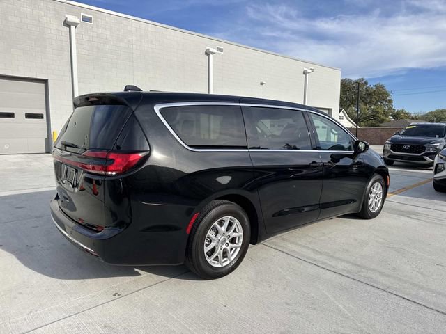 Used 2024 Chrysler Pacifica Touring-L image 7