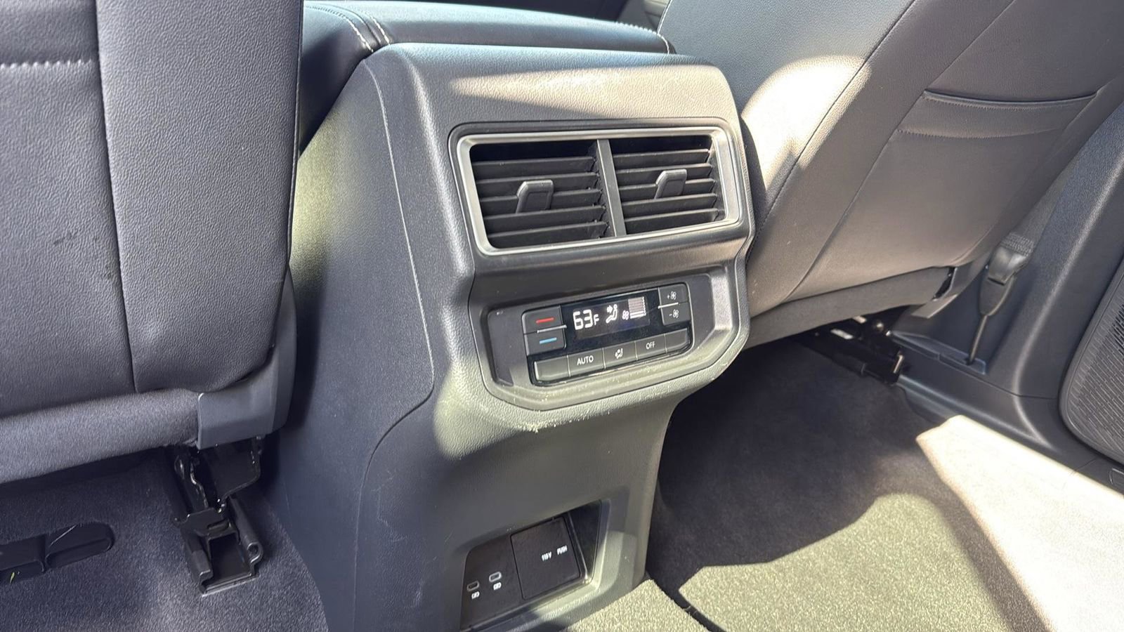 Used 2025 Volkswagen Atlas SE image 28