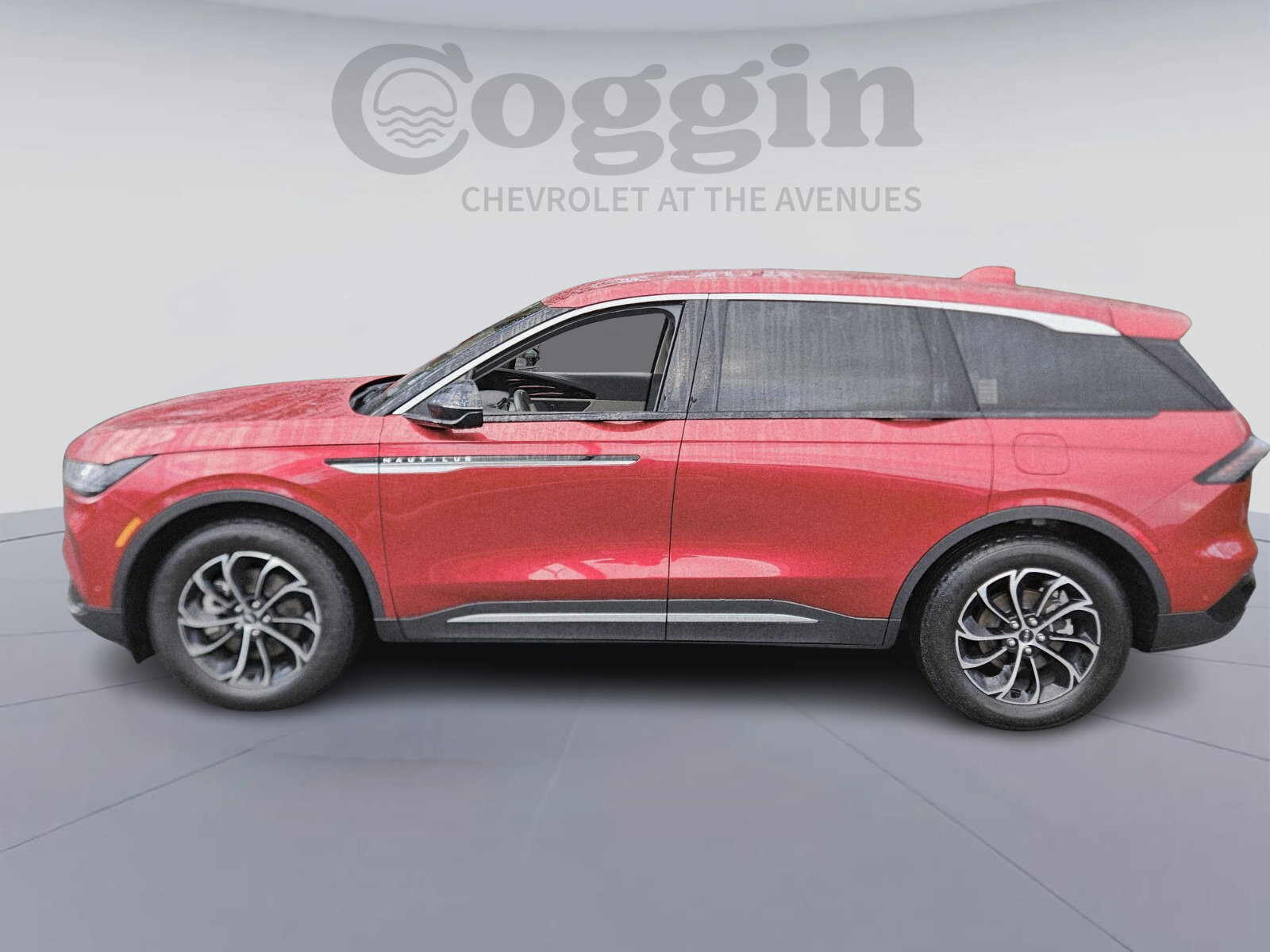 Used 2024 Lincoln Nautilus Premier image 3