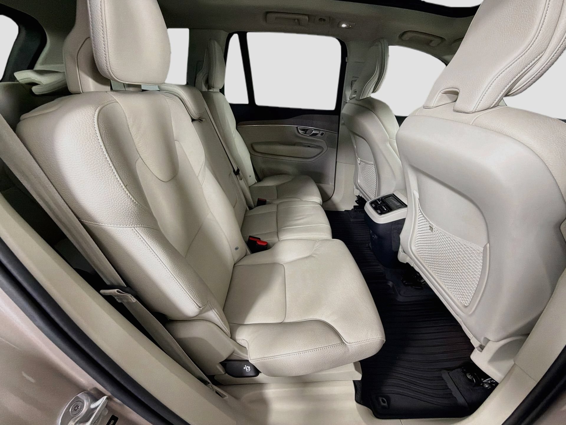 Certified 2024 Volvo XC90 B5 Plus AWD/4WD image 30