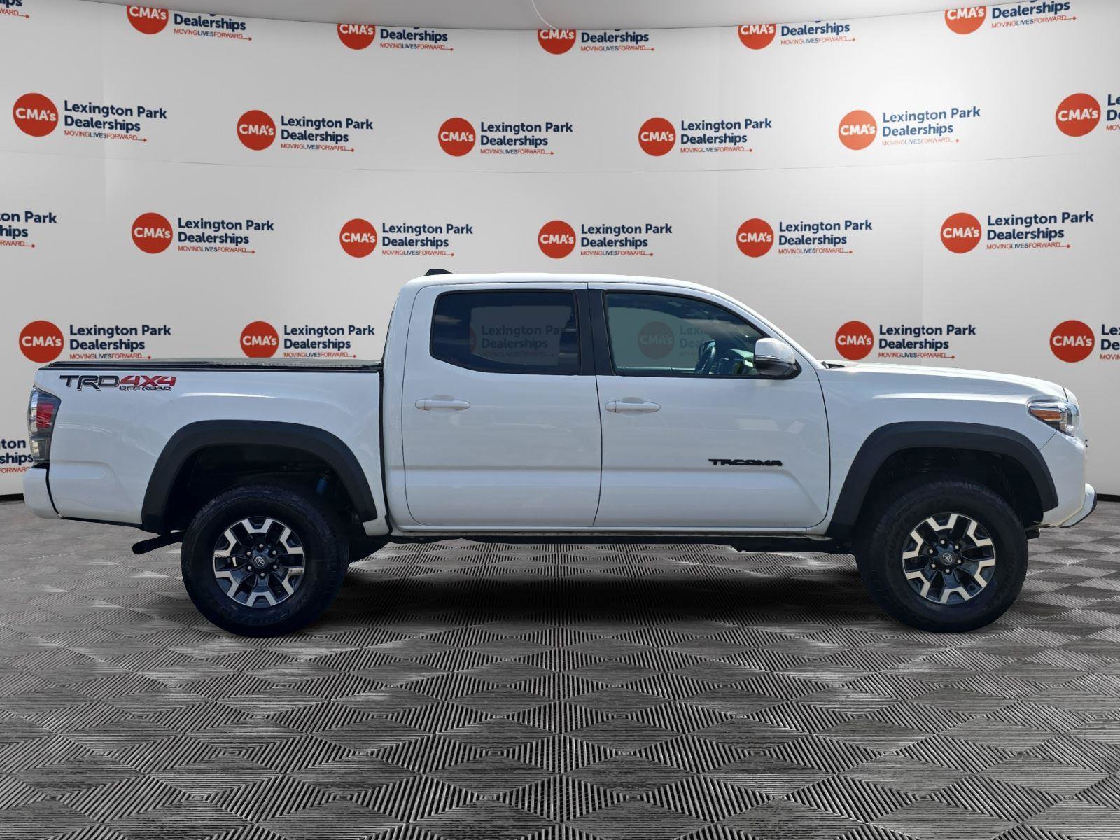 Used 2022 Toyota Tacoma TRD Off-Road w/ Technology Package AWD/4WD image 8