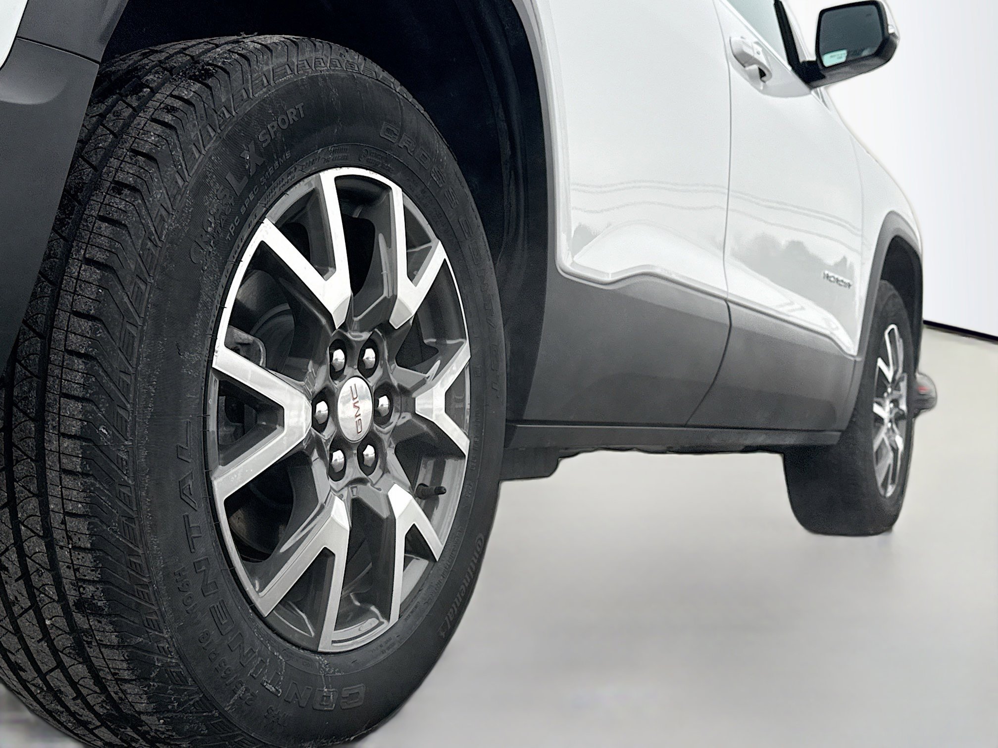 Used 2023 GMC Acadia SLE w/ Driver Convenience Package image 16