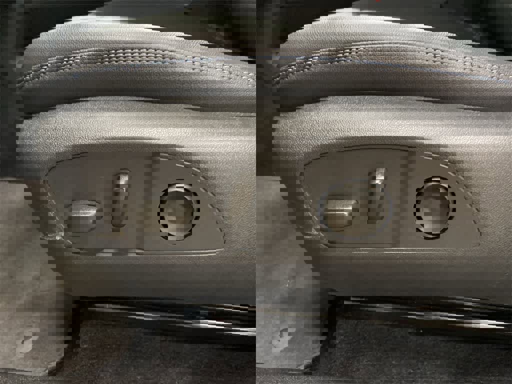 Used 2025 Chevrolet Equinox EV LT w/ Convenience Package image 14