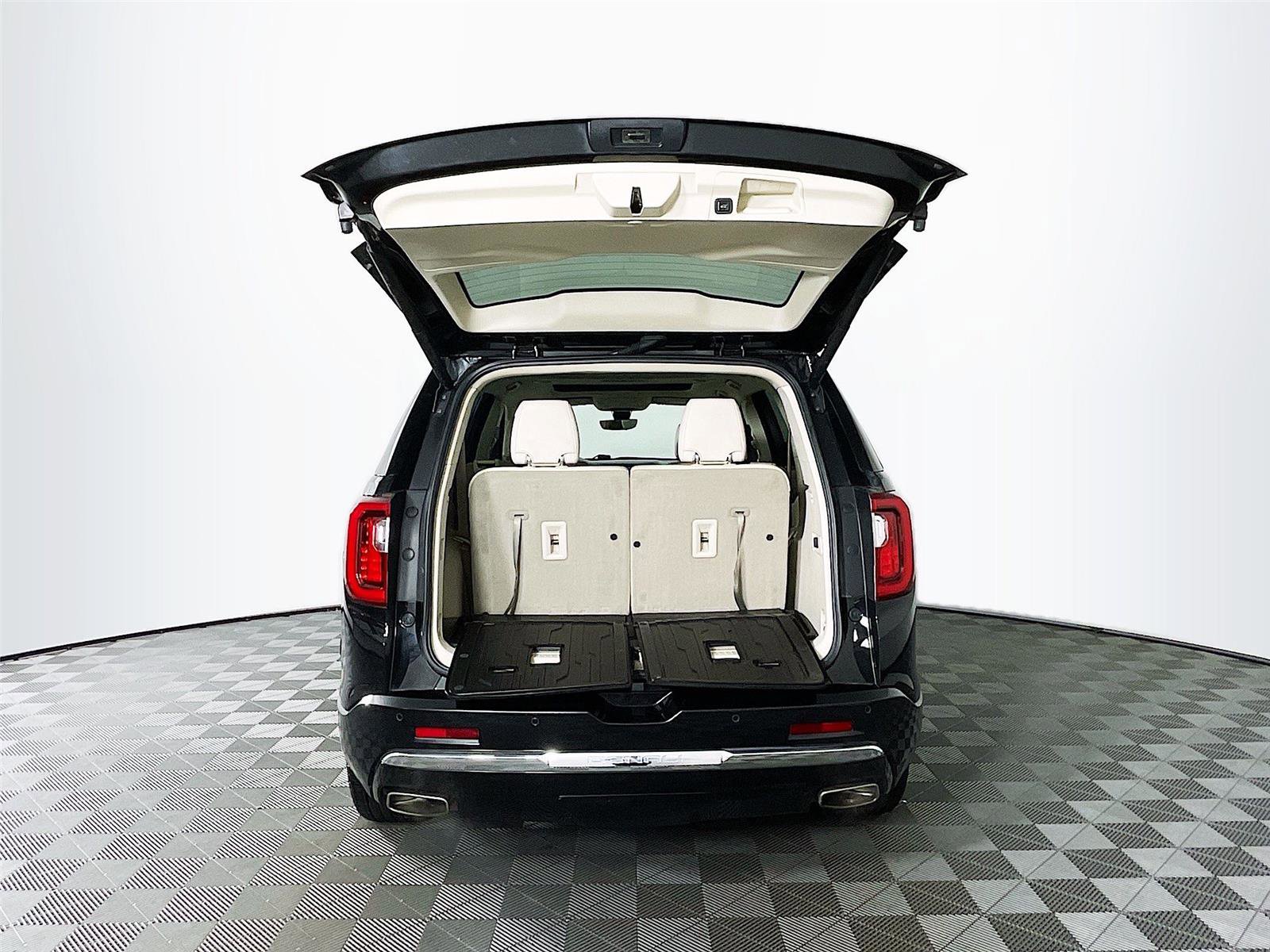 Used 2021 GMC Acadia Denali w/ Denali Technology Package image 32