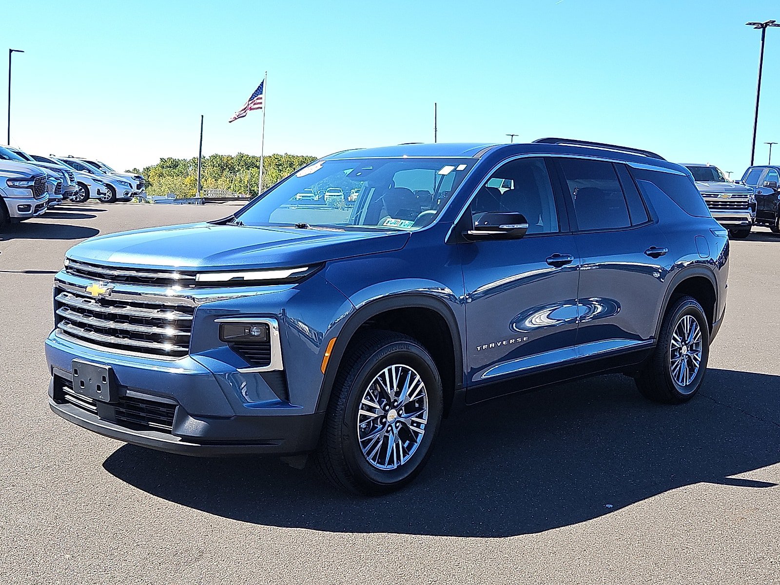 Used 2026 Chevrolet Traverse LT FWD image 3