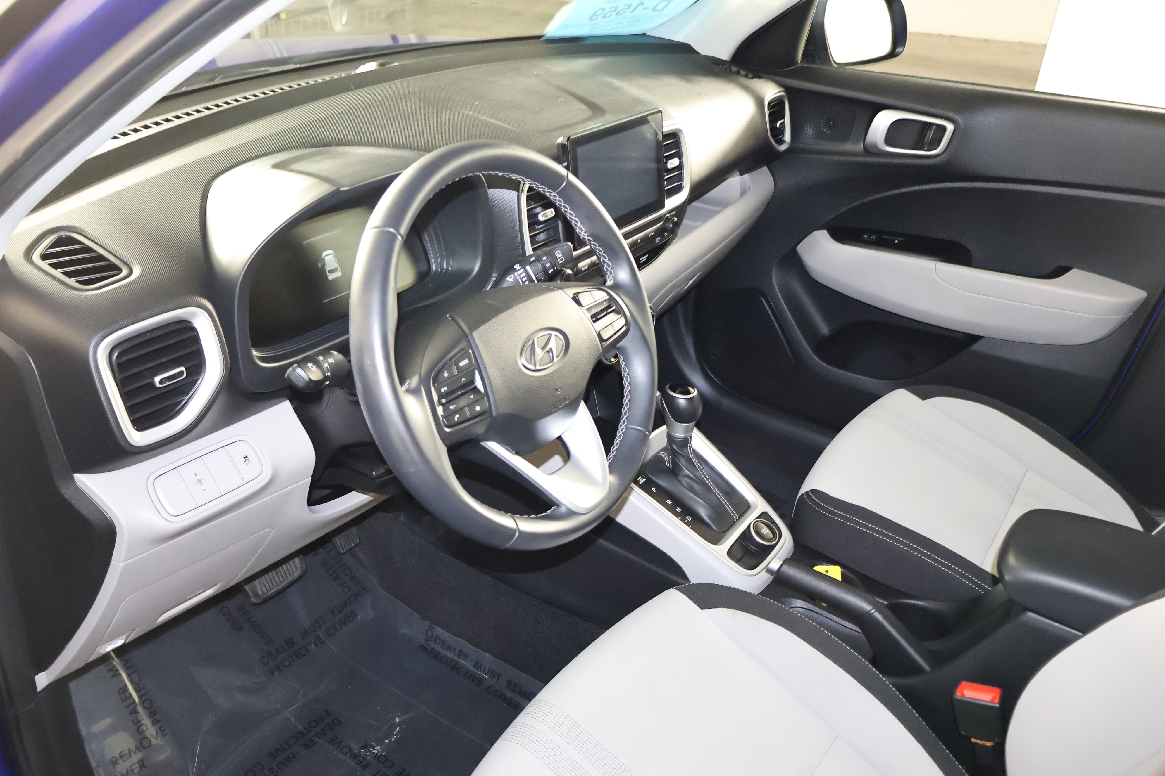 Used 2024 Hyundai Venue SEL image 2