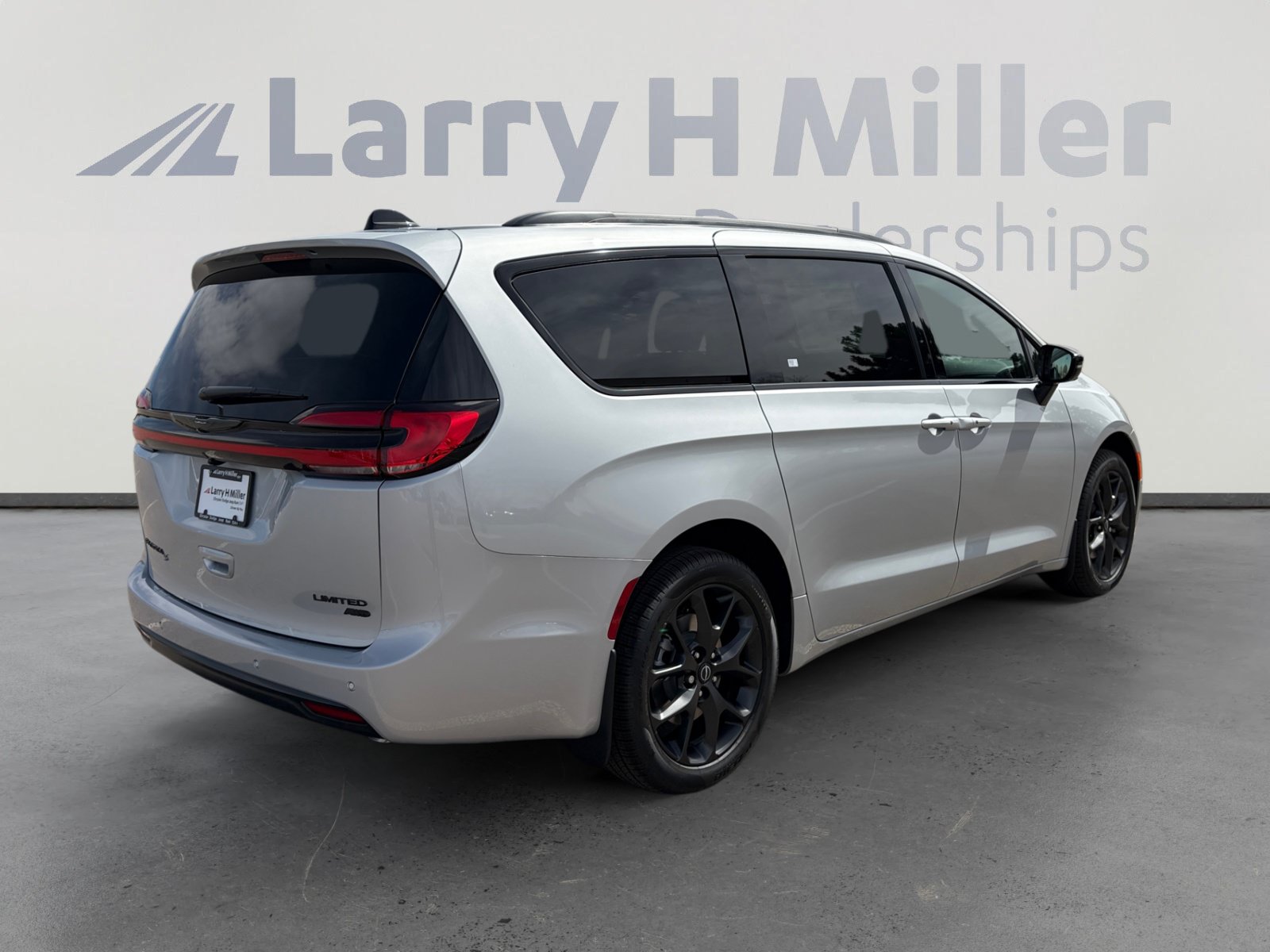 New 2026 Chrysler Pacifica Limited w/ S Appearance Package AWD/4WD image 6