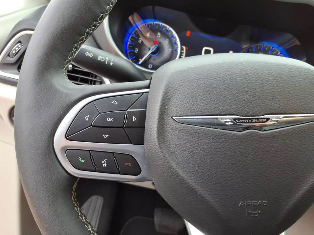 Used 2024 Chrysler Pacifica Touring-L FWD image 9