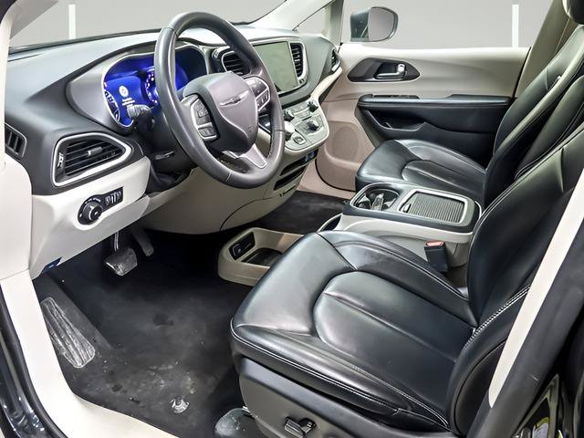 Used 2023 Chrysler Pacifica Touring-L FWD image 9