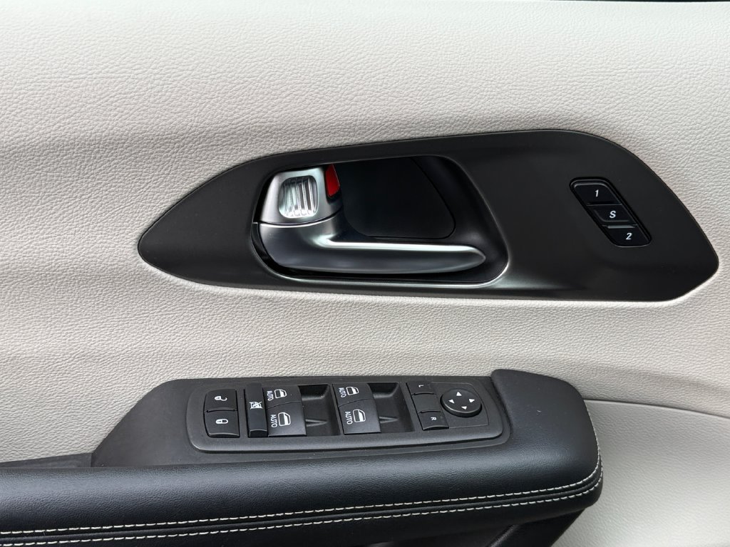Used 2022 Chrysler Pacifica Touring-L w/ Uconnect Theater Family Group AWD/4WD image 11