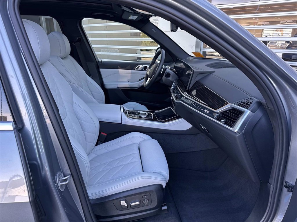 Used 2025 BMW X5 xDrive40i w/ Parking Assistance Package image 9