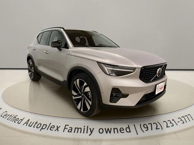 Used 2025 Volvo XC40 B5 Plus image 5
