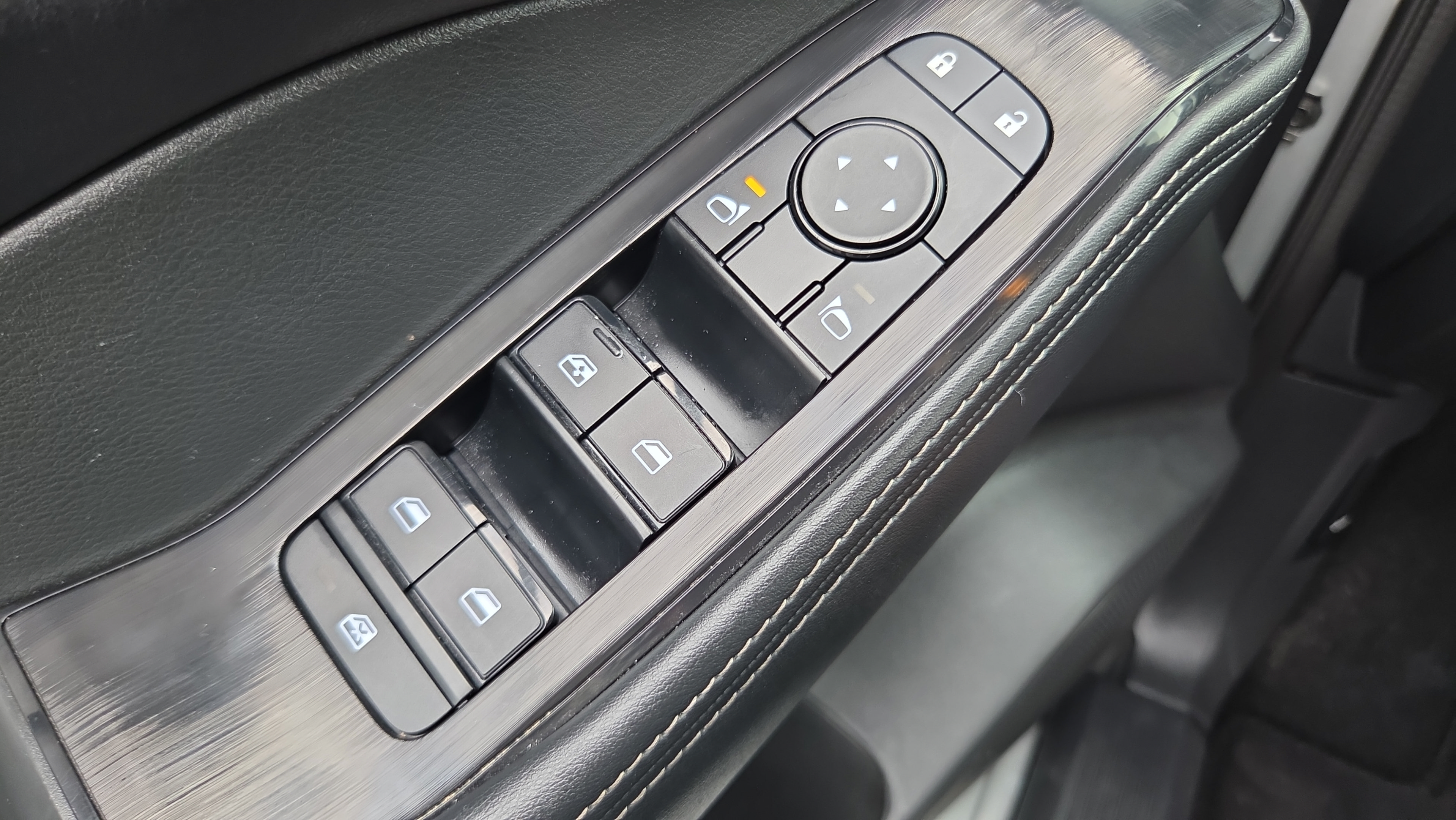 Used 2025 Nissan Rogue SV FWD image 30