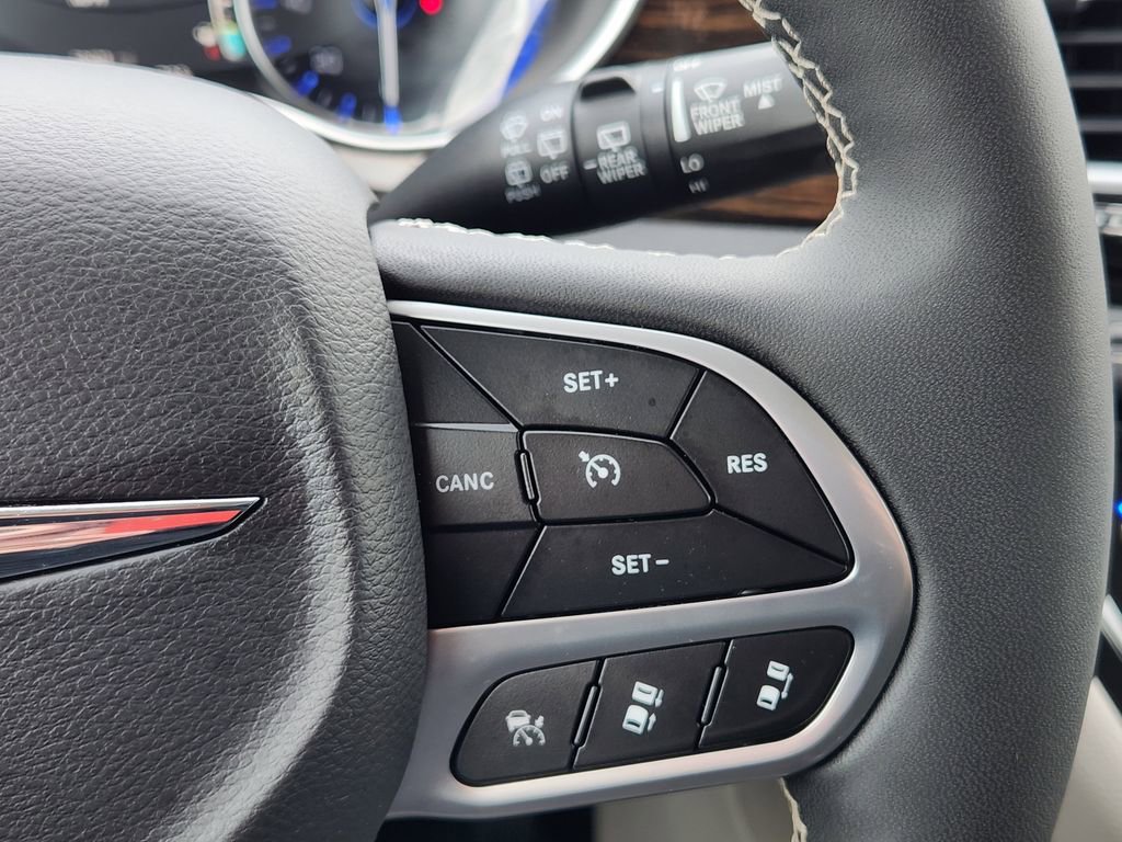 Used 2024 Chrysler Pacifica Limited image 35