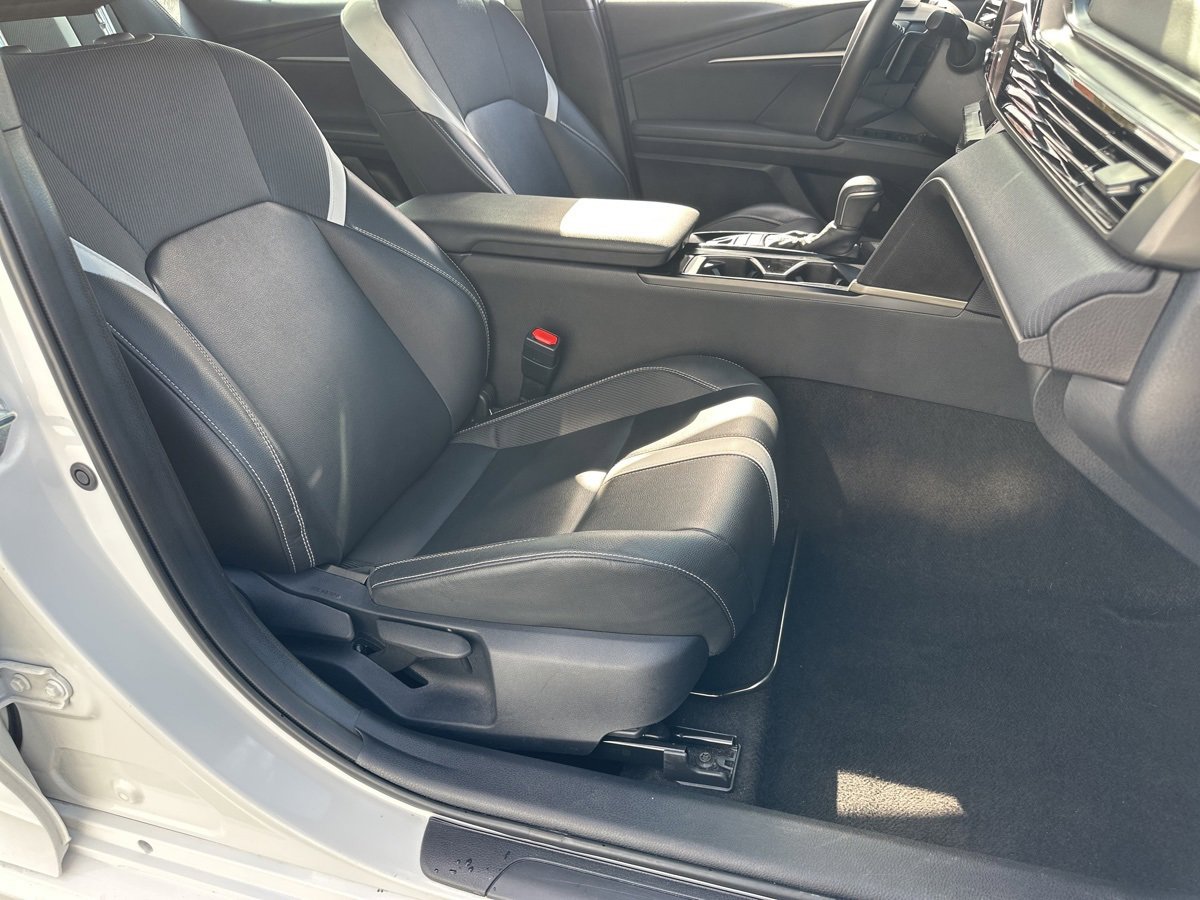 Used 2025 Toyota Camry SE image 28