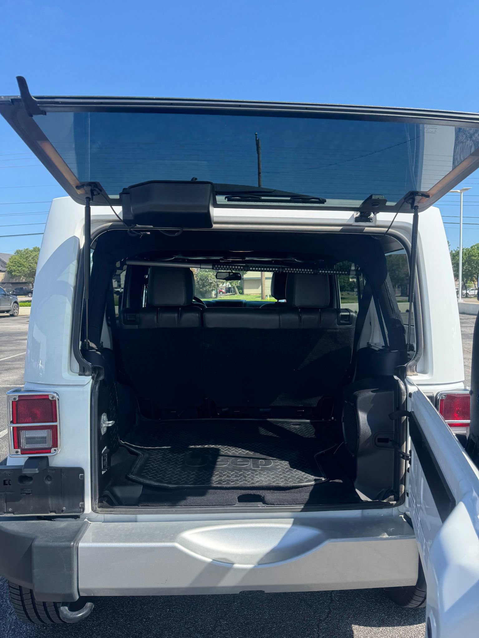 Used 2014 Jeep Wrangler Unlimited Sahara w/ Connectivity Group image 5