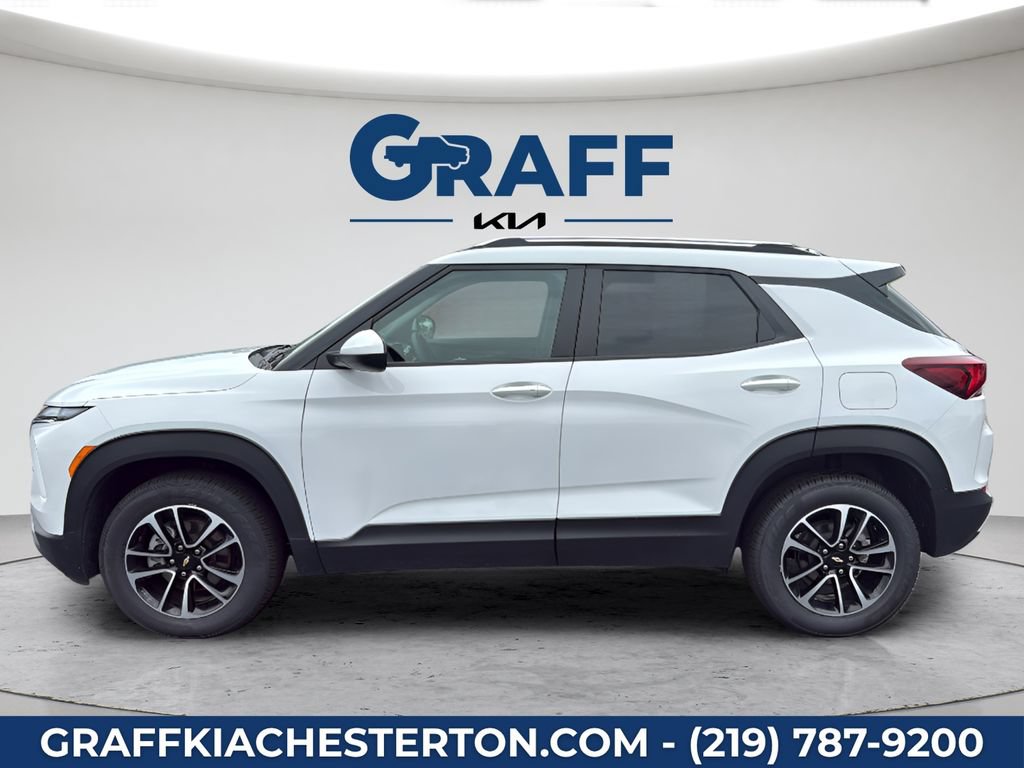 Used 2025 Chevrolet TrailBlazer LT AWD/4WD image 3