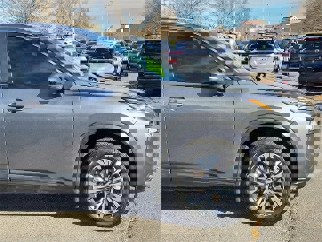 Used 2022 Nissan Rogue SV image 2