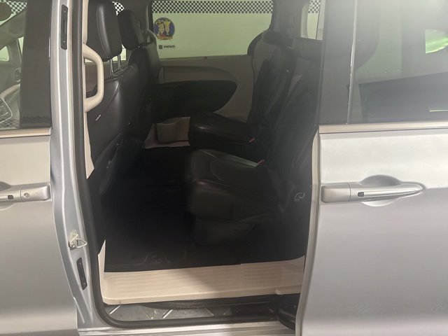 Certified 2024 Chrysler Pacifica Touring-L image 17